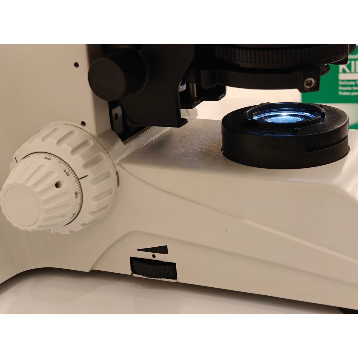 Leica DM750 Binocular Microscope w/ 4 HI PLAN Objectives 4x 10x 40x 100x Oil