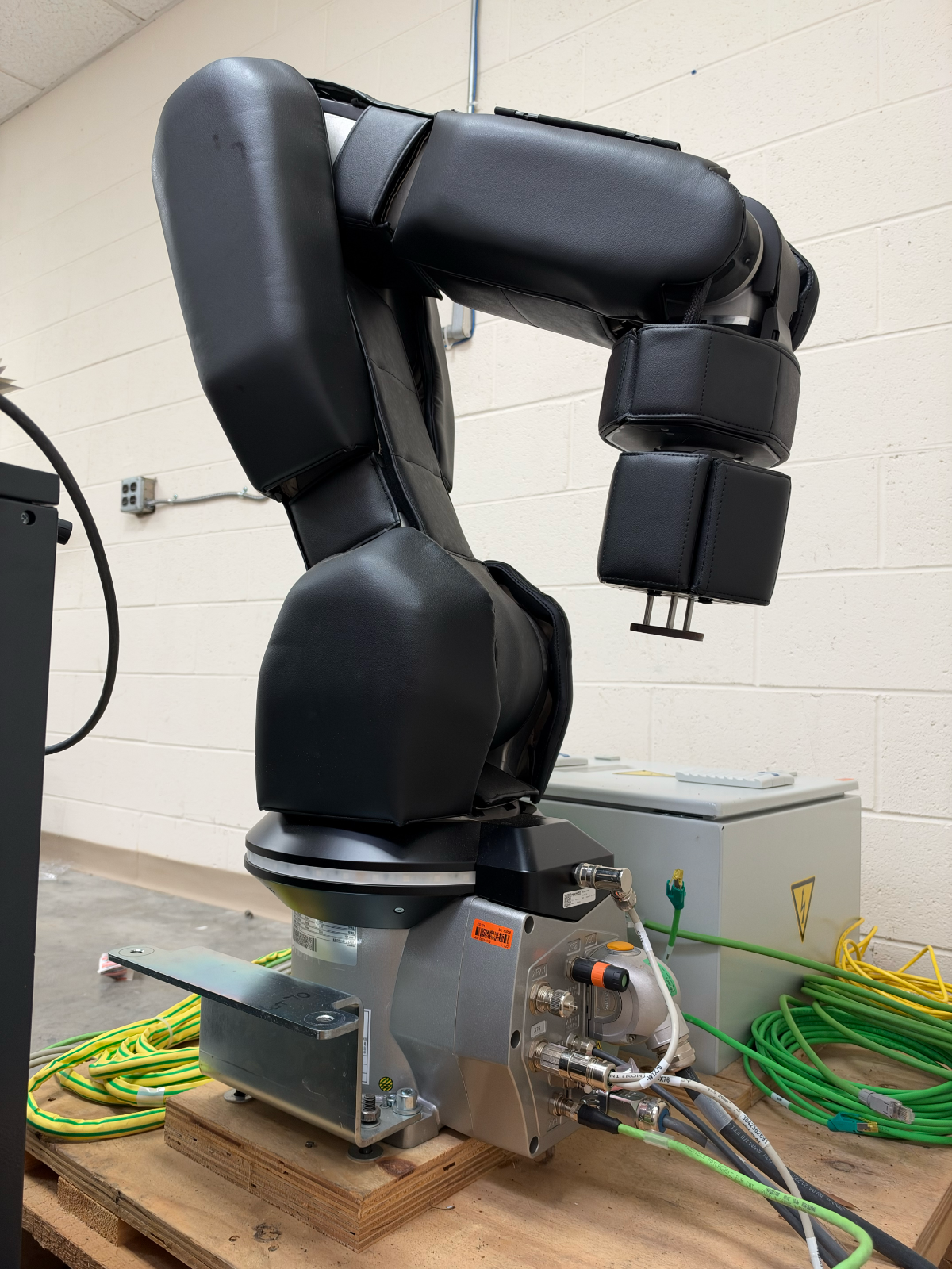 KUKA KR 10 R1100-2 10kg Industrial Robot w/ KR C4 Controller, Bosch Rexroth APAS