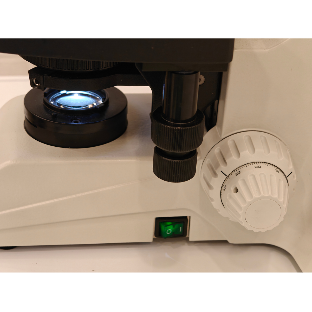 Leica DM750 Binocular Microscope w/ 4 HI PLAN Objectives 4x 10x 40x 100x Oil