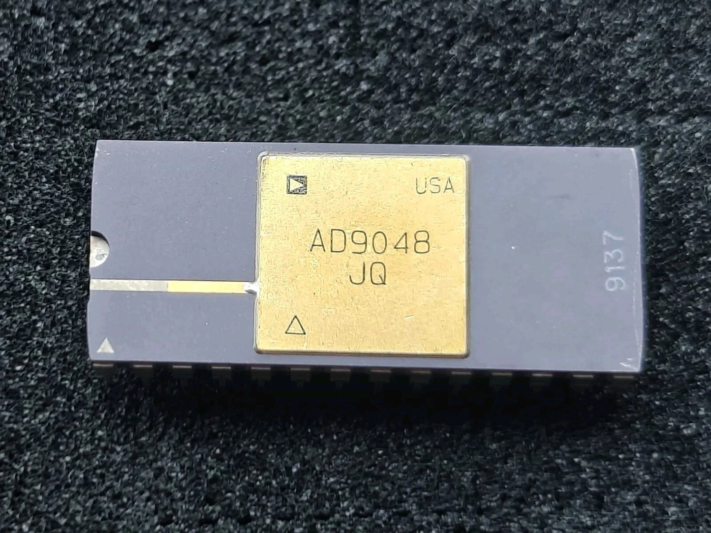 Analog Devices AD9048JQ monolithic 8-bit video analog to digital converter IC
