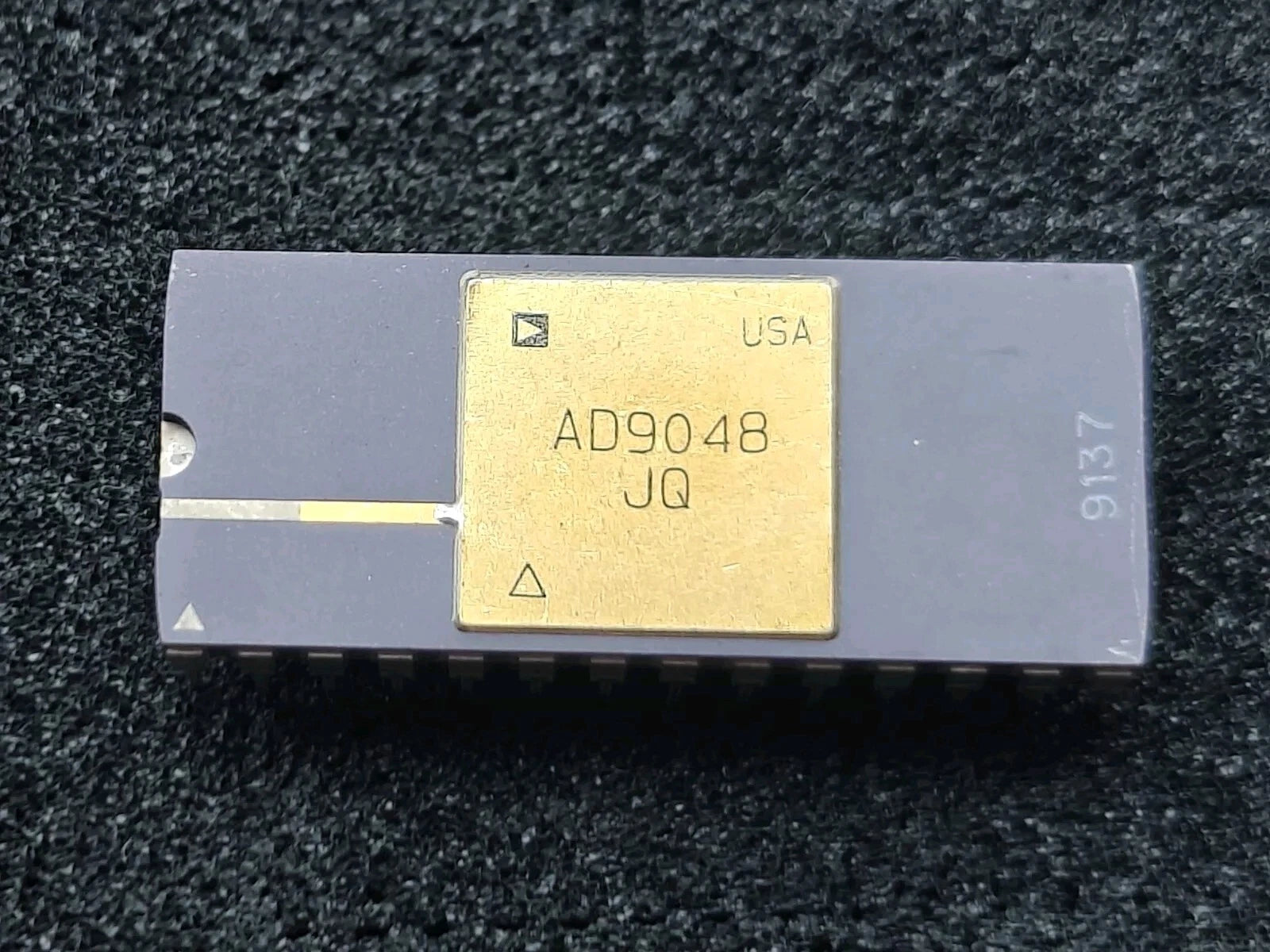 Analog Devices AD9048JQ monolithic 8-bit video analog to digital converter IC
