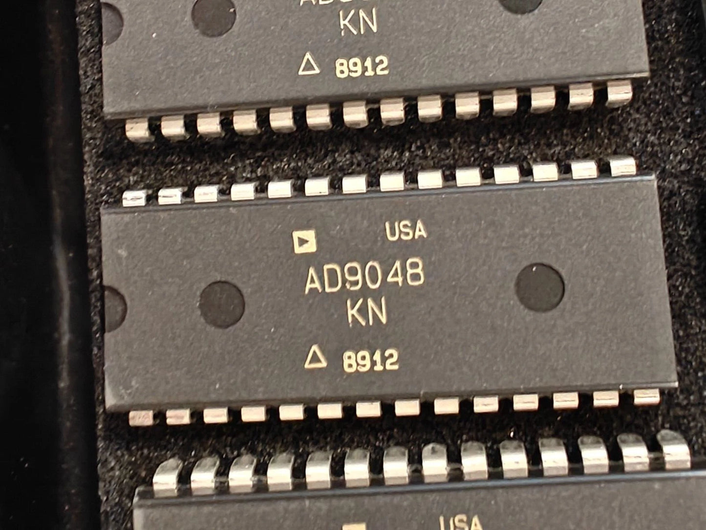 Analog Devices AD9048KN monolithic 8 bit video A/D converter IC