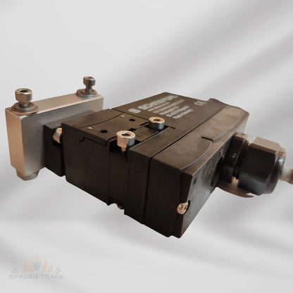 Schmersal AZM 170-11ZRK 24VAC/DC Solenoid Interlock - 10114078 w/ Wiring & Mount