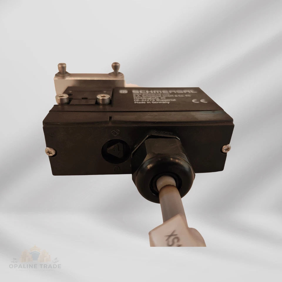 Schmersal AZM 170-11ZRK 24VAC/DC Solenoid Interlock - 10114078 w/ Wiring & Mount